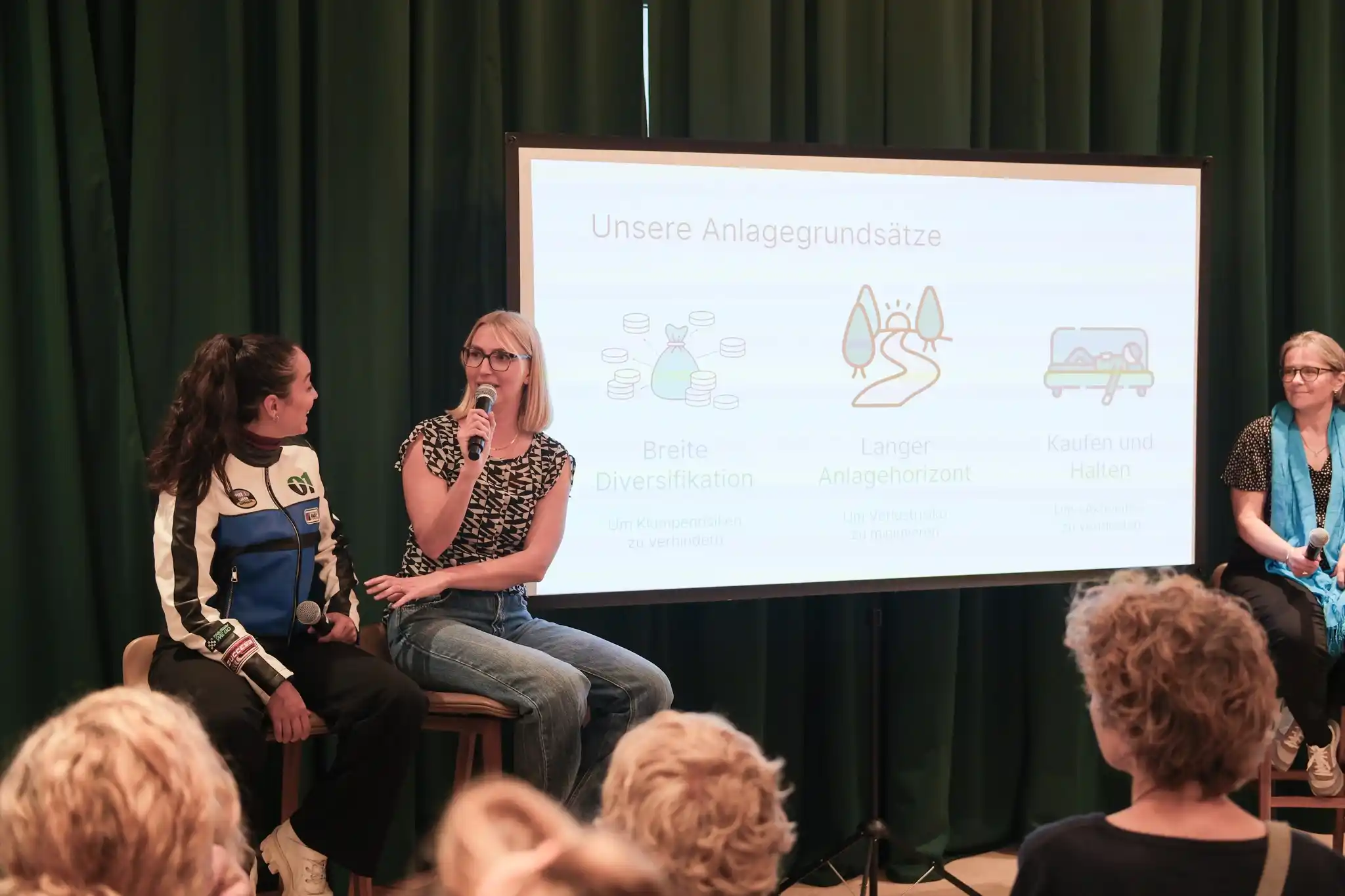 findependent Ladies Event findependent Ladies Event, Frau mit Mikrofon spricht vor Publikum