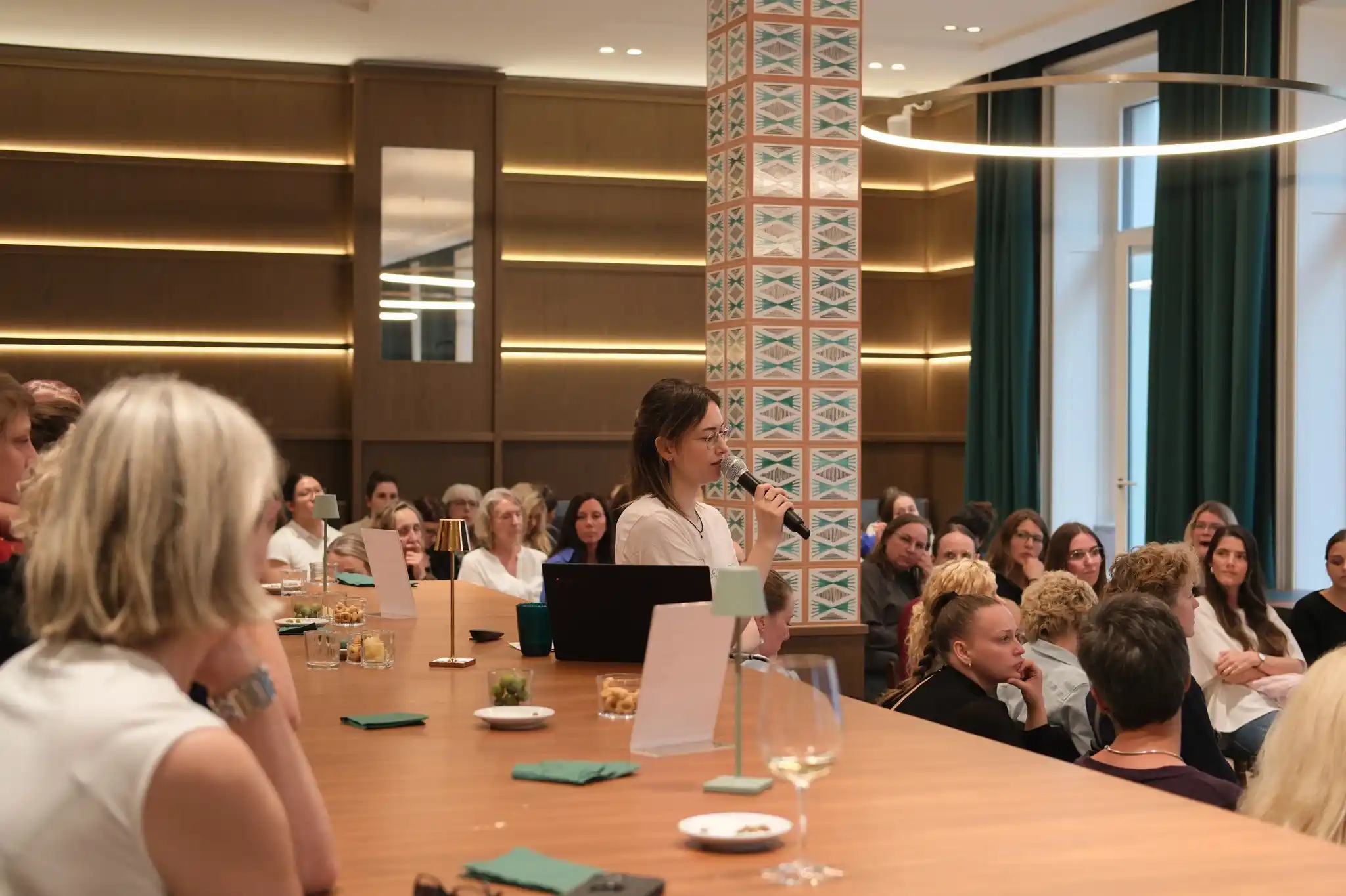 findependent Ladies Event findependent Ladies Event, Frau mit Mikrofon spricht vor Publikum