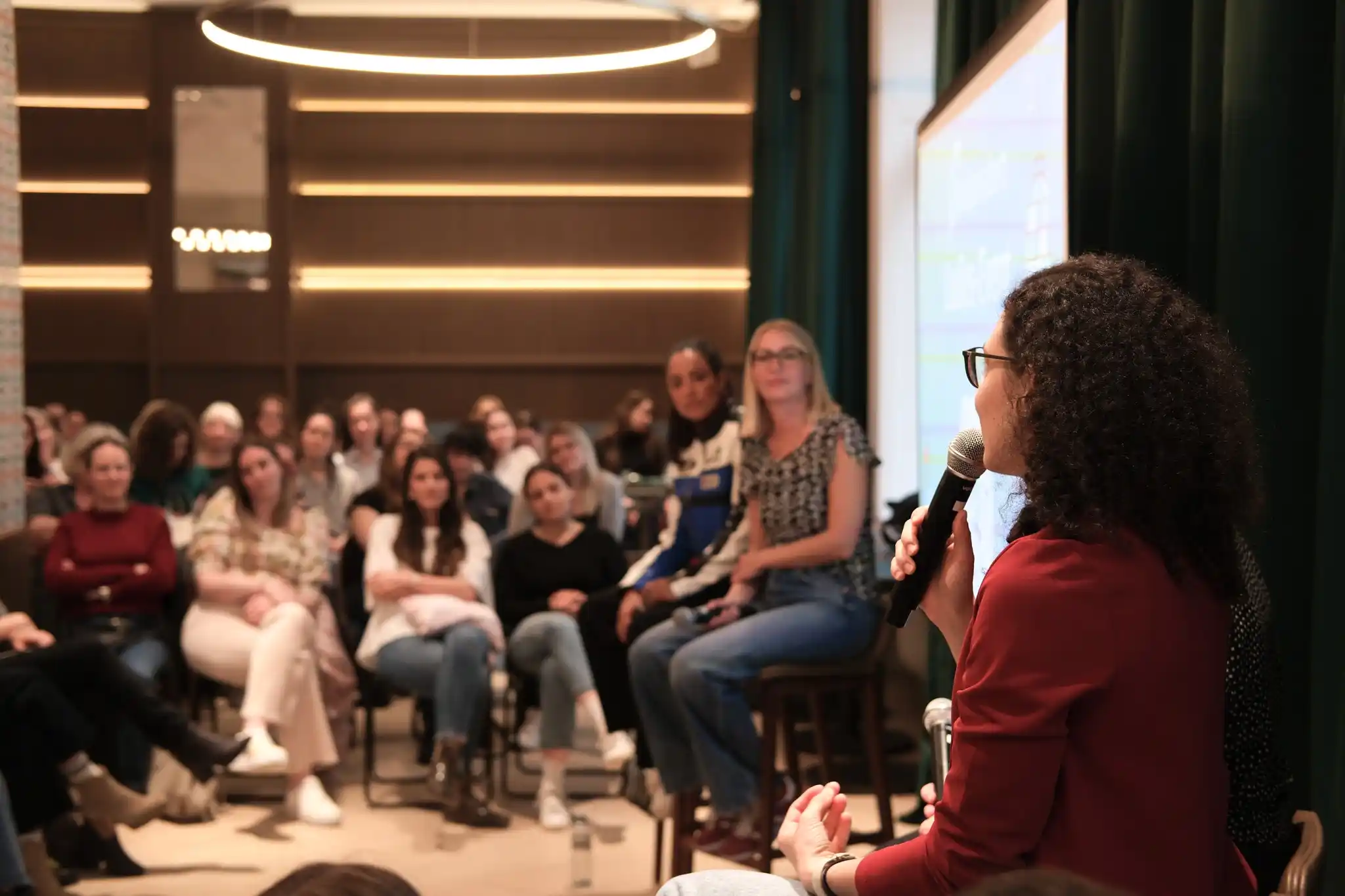 findependent Ladies Event findependent Ladies Event, Frau mit Mikrofon spricht vor Publikum